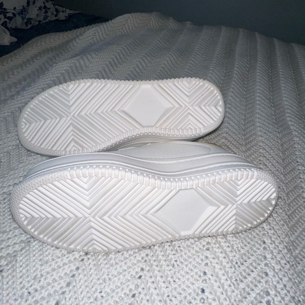 Belos Memory Foam Fashion Platform White  Sneakers with Gold Star - Size 9 - Picture 5 of 6